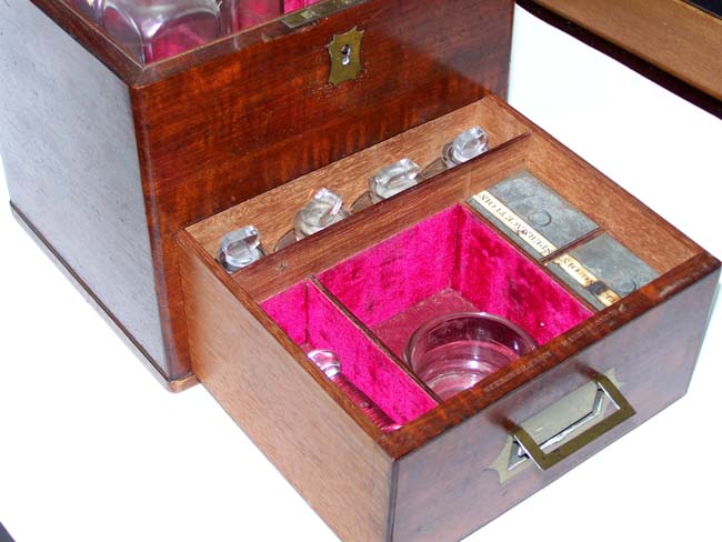 A wonderful antique Ships' Medicine Chest circa 1830 made by SPRINGWEILER of London. — image 5
